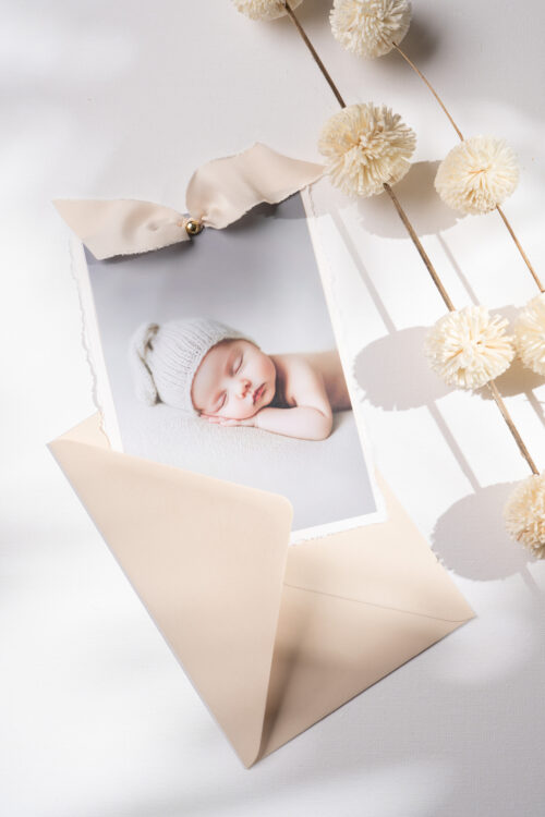 Delikatne zaproszenia na Chrzest ze zdjęciem i wstążką - beżowe