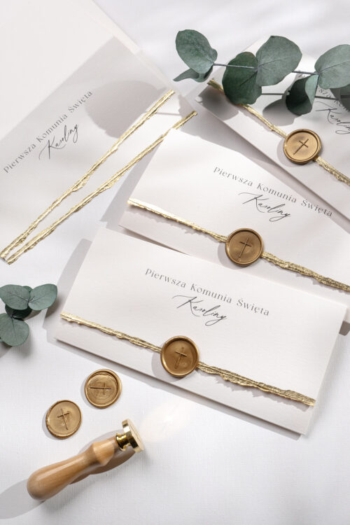 Złocone zaproszenia na pierwszą komunię, eleganckie z lakiem