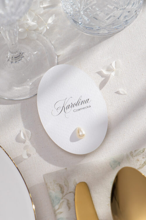 Eleganckie winietki ślubne z perłą leżące w owalnym kształcie