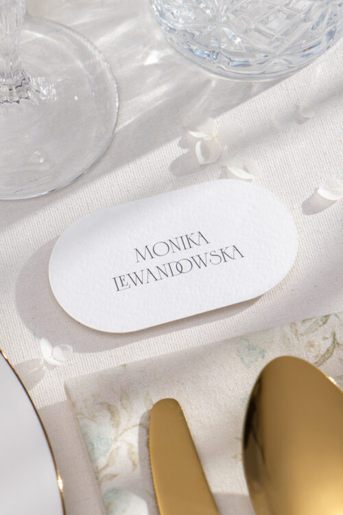 Eleganckie winietki weselne w owalnym kształcie leżące